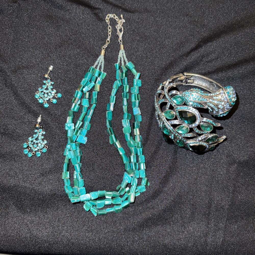Lot Of 3 Pieces Of Stunning Turquoise Rhinestone Jewelry Set with MOP Necklace - Picture 2 of 10